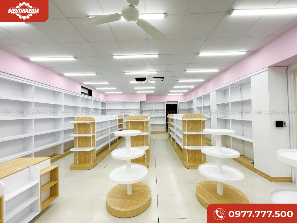 Toàn cảnh không gian siêu thị mẹ và bé rộng hơn 200m2 thi công nội thất đồng bộ hệ thống tủ kệ mâm gỗ.
