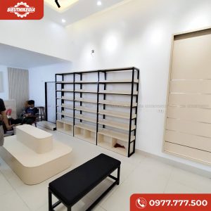Ụ trưng bày trung tâm trong dự án thi công shop giày dép Thái Nguyên
